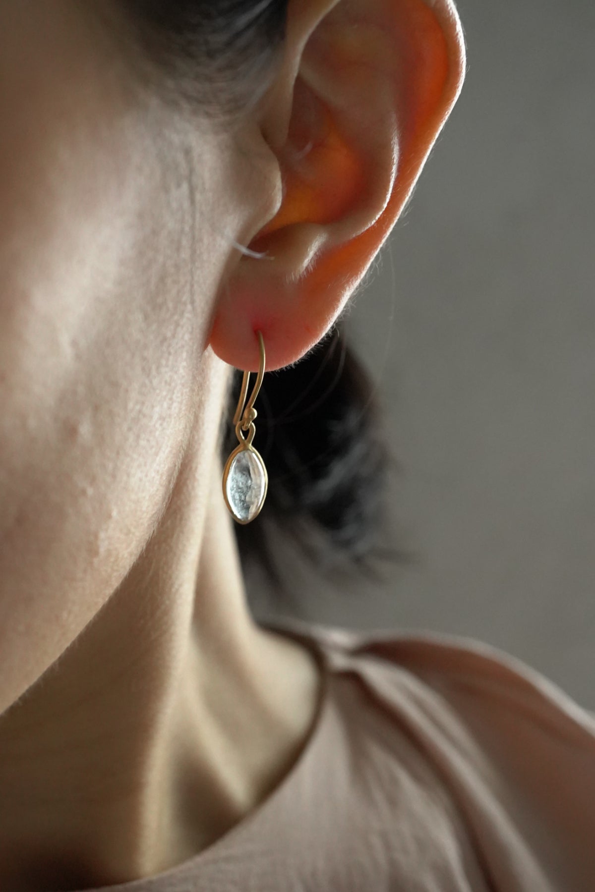 18K  hook earrings (pair)