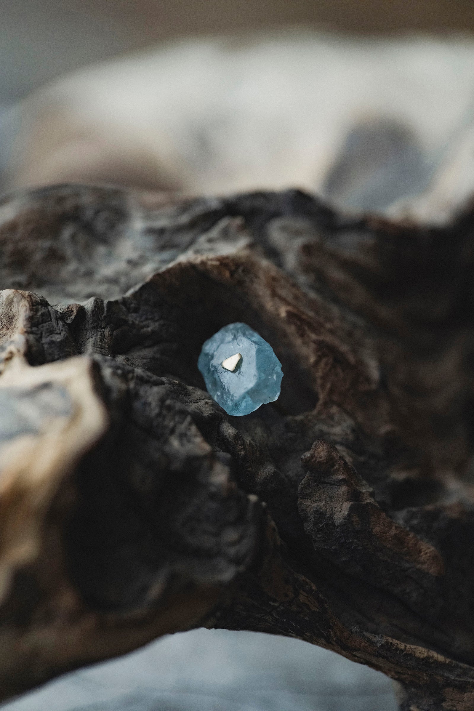 18K apatite rough stone earring (single)