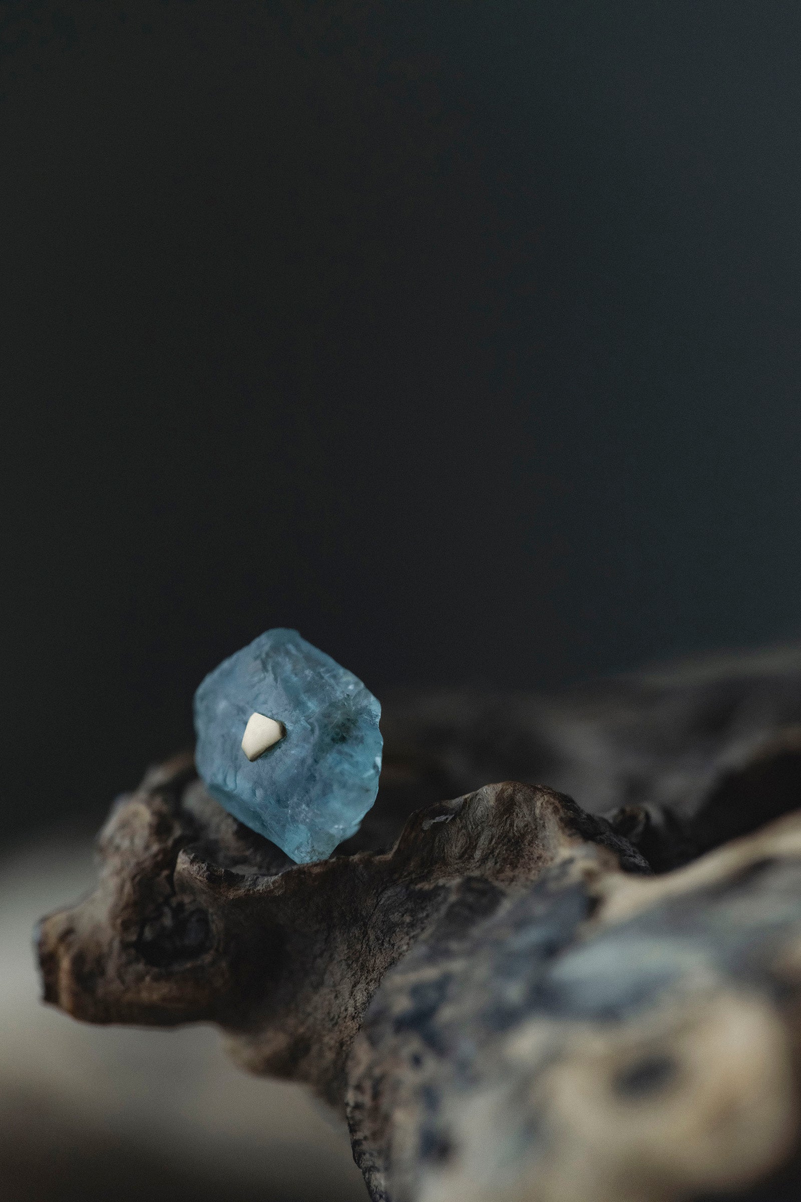 18K apatite rough stone earring (single)