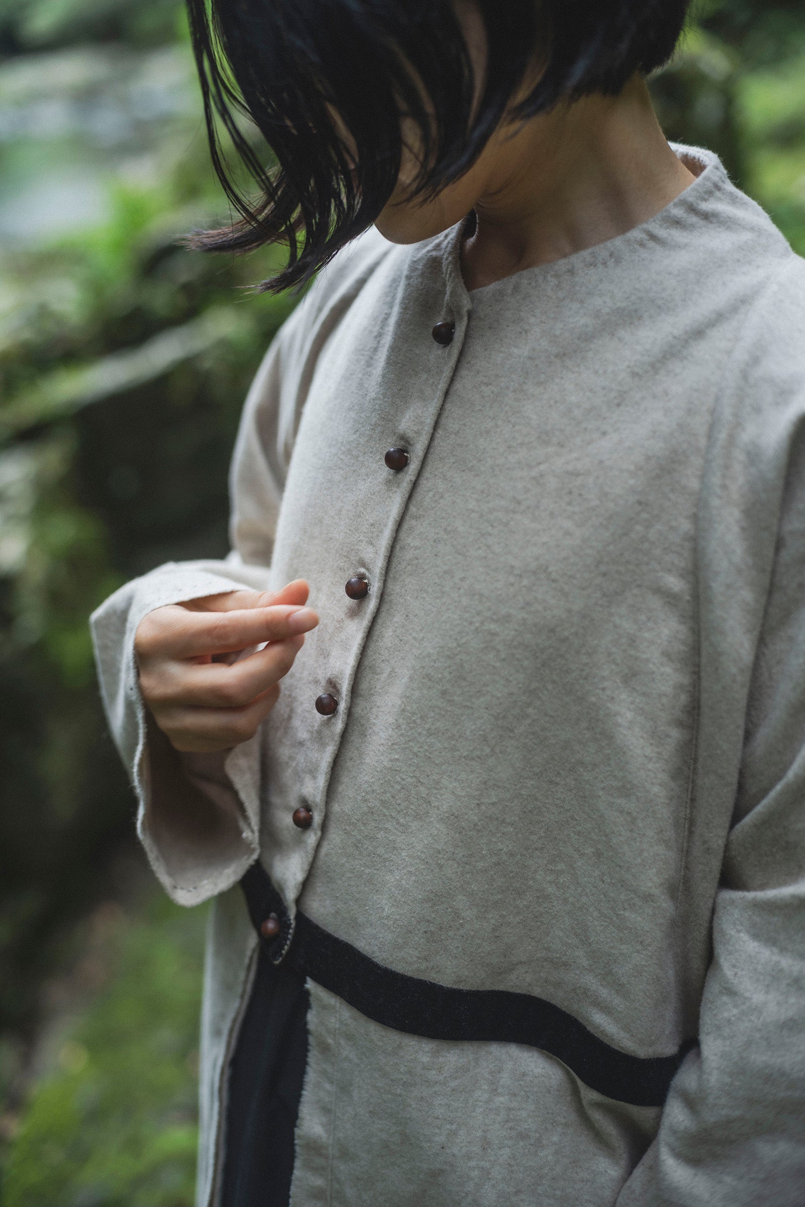 居相　百九十七　白茶綿麻襞寄上衣　　　