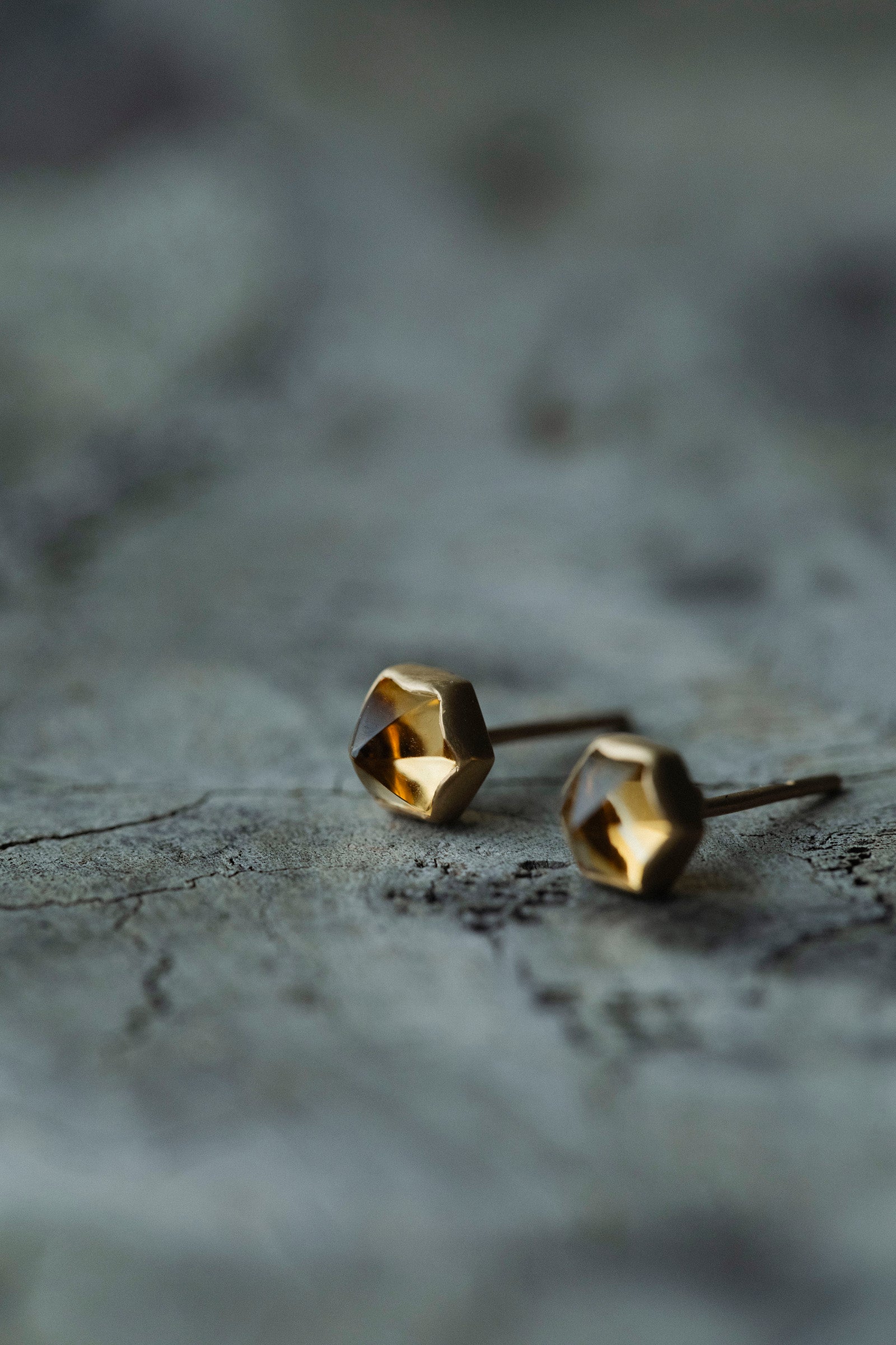 18K  hexagon  earrings (pair)