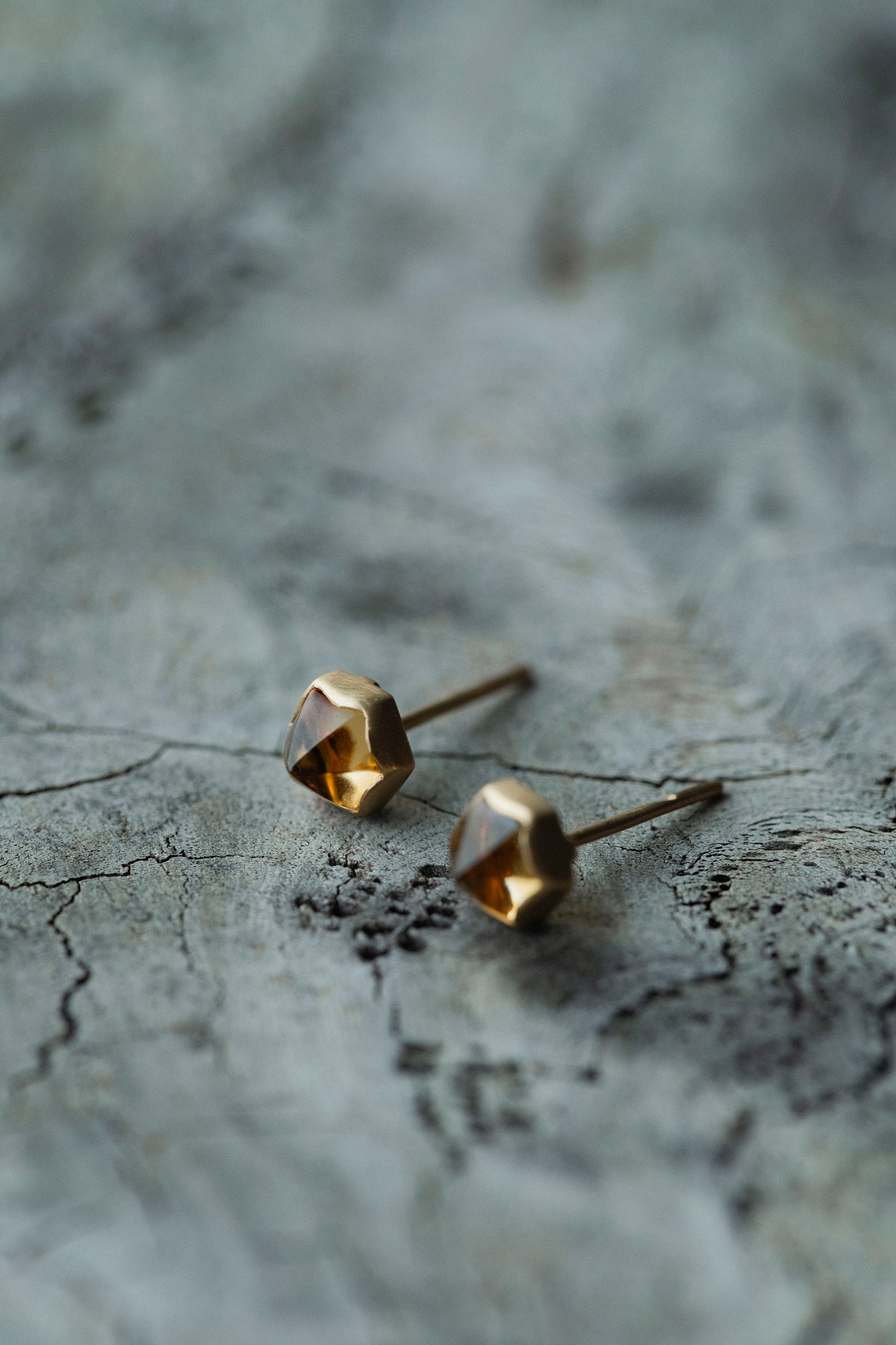 18K  hexagon  earrings (pair)