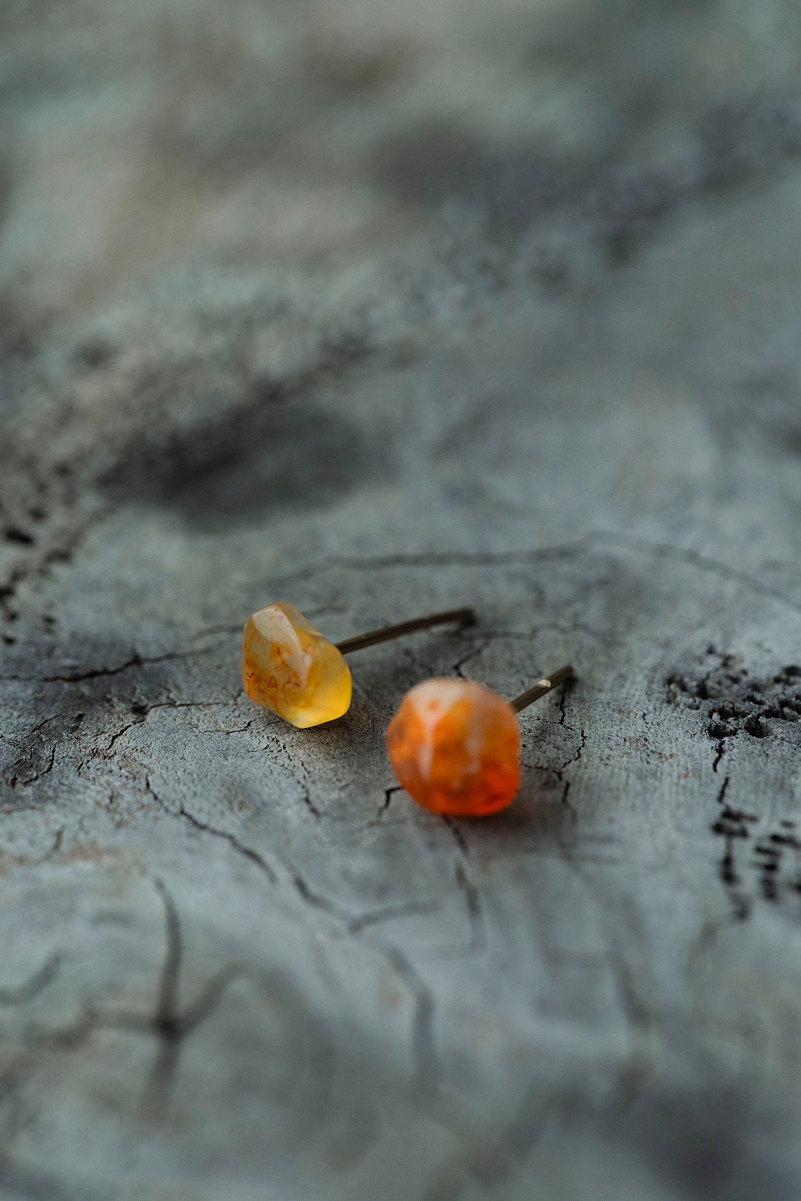 18K carnelian rough stone earrings (pair)