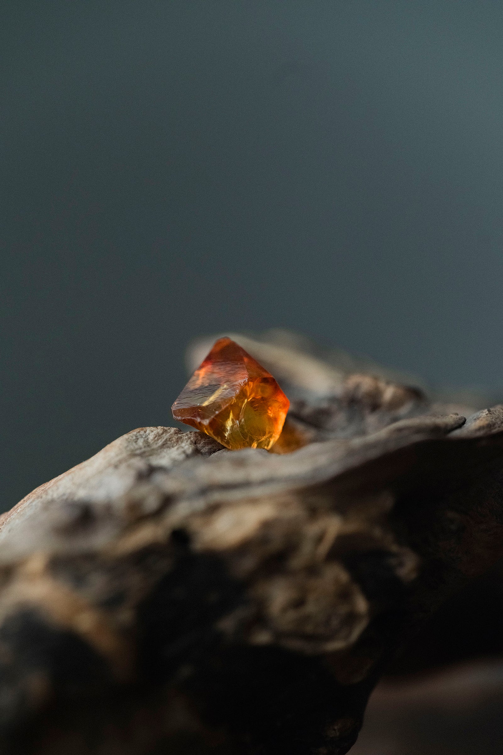 18K citrine  rough stone earring (single)