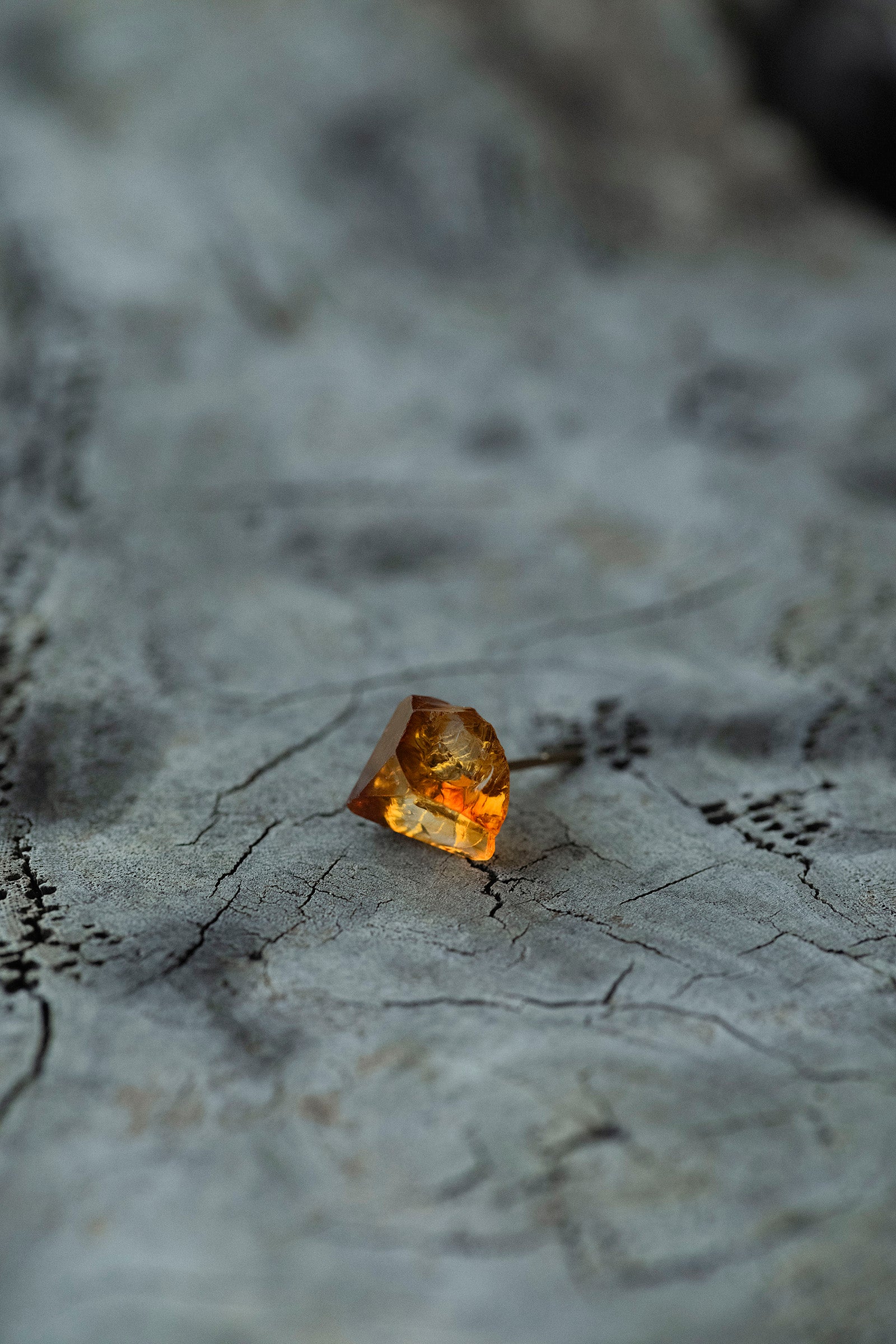 18K citrine  rough stone earring (single)