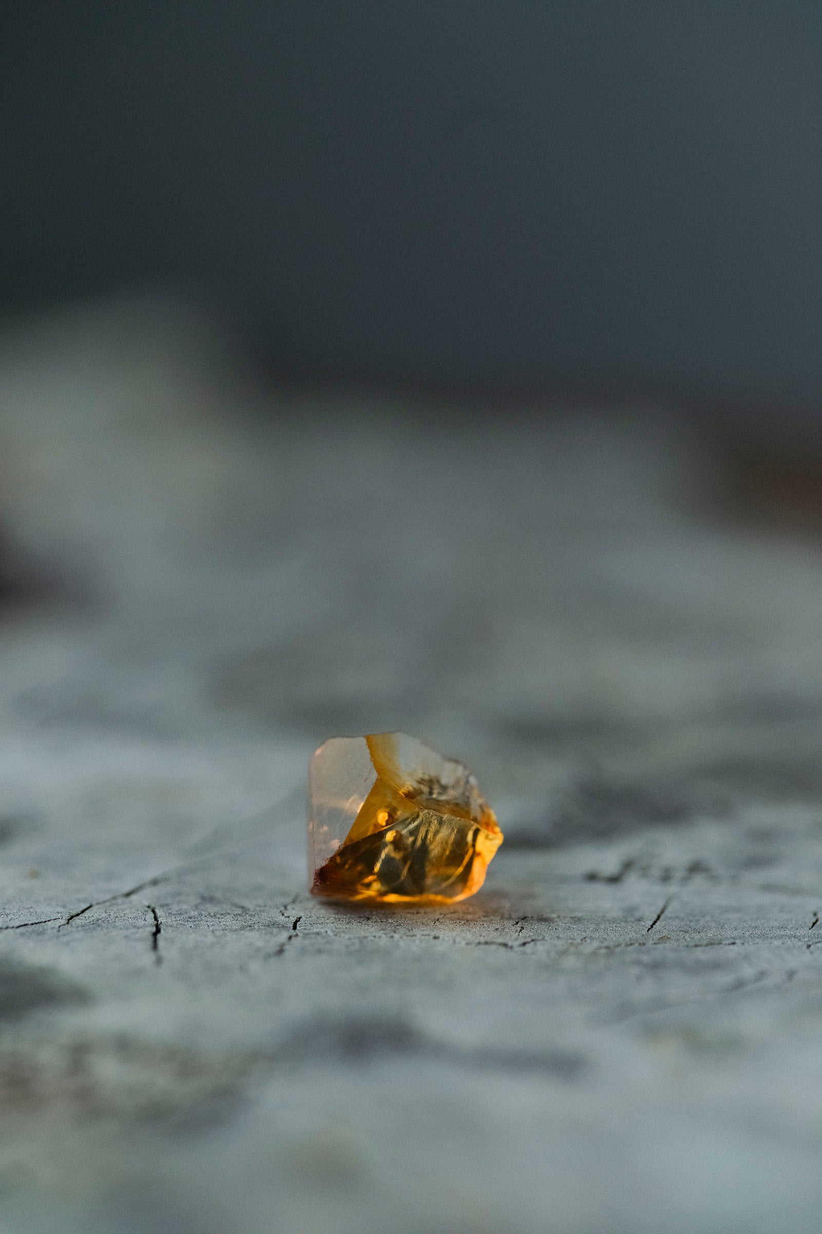 18K citrine  rough stone earring (single)
