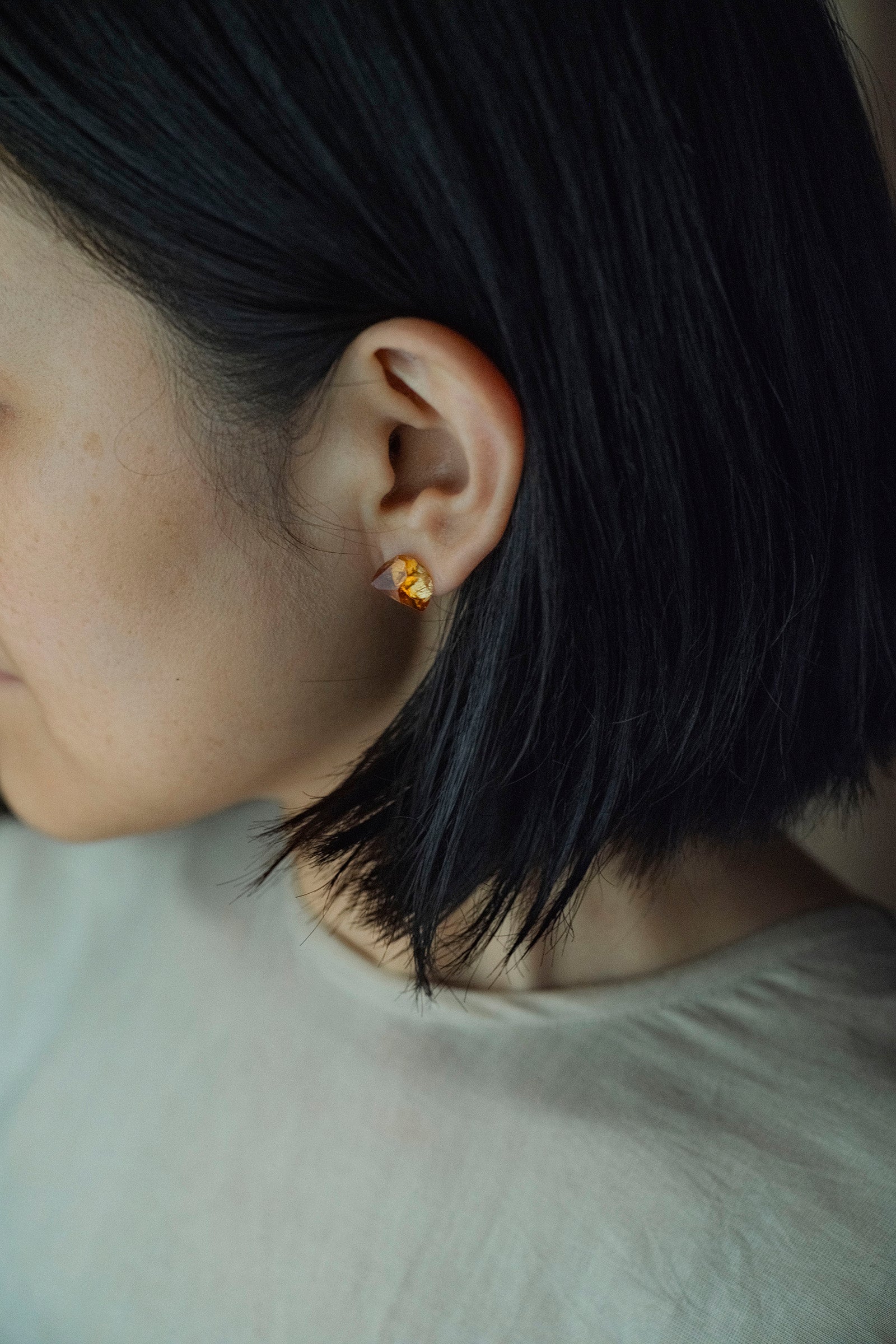 18K citrine  rough stone earring (single)