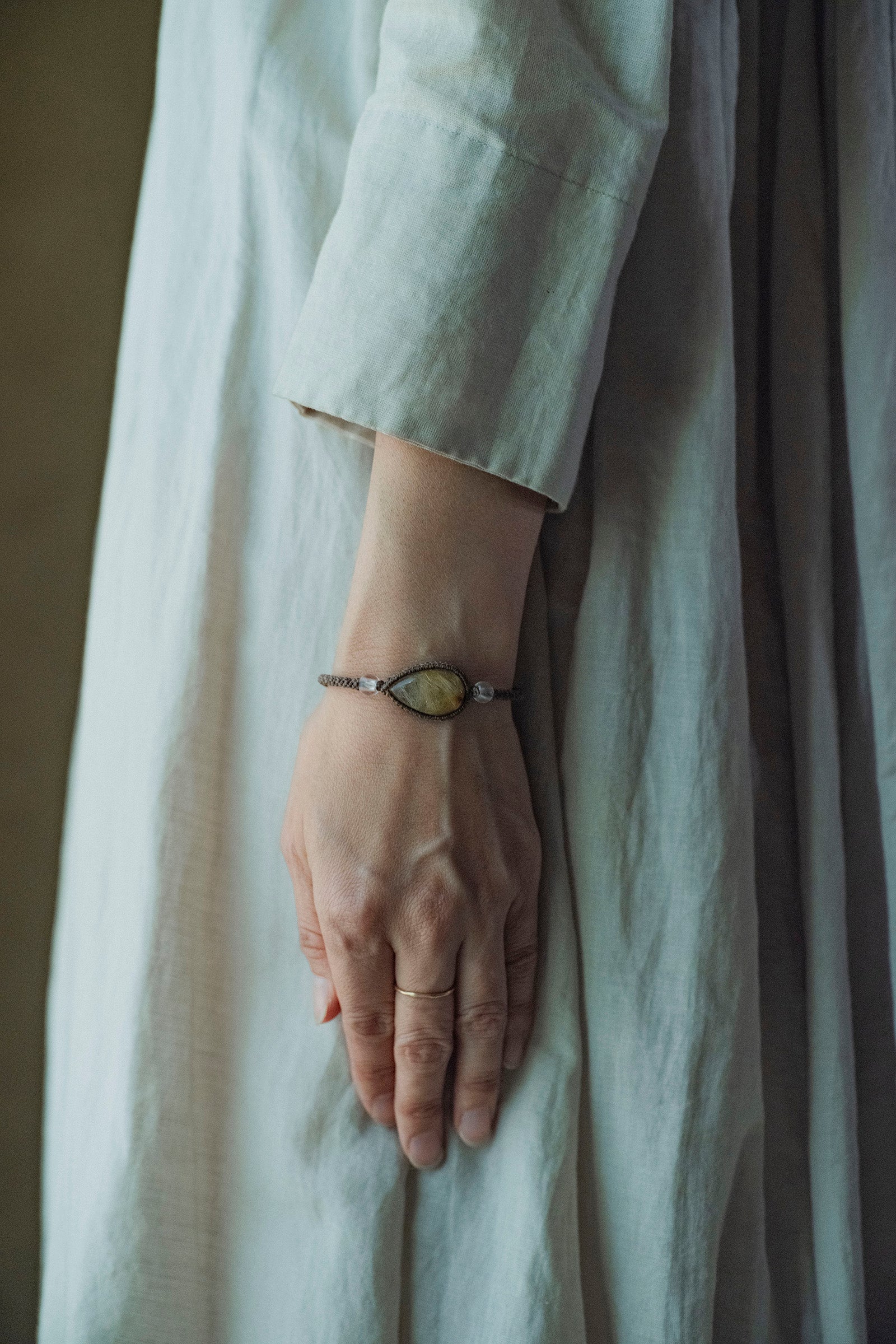 macrame bracelet (rutilated quartz)