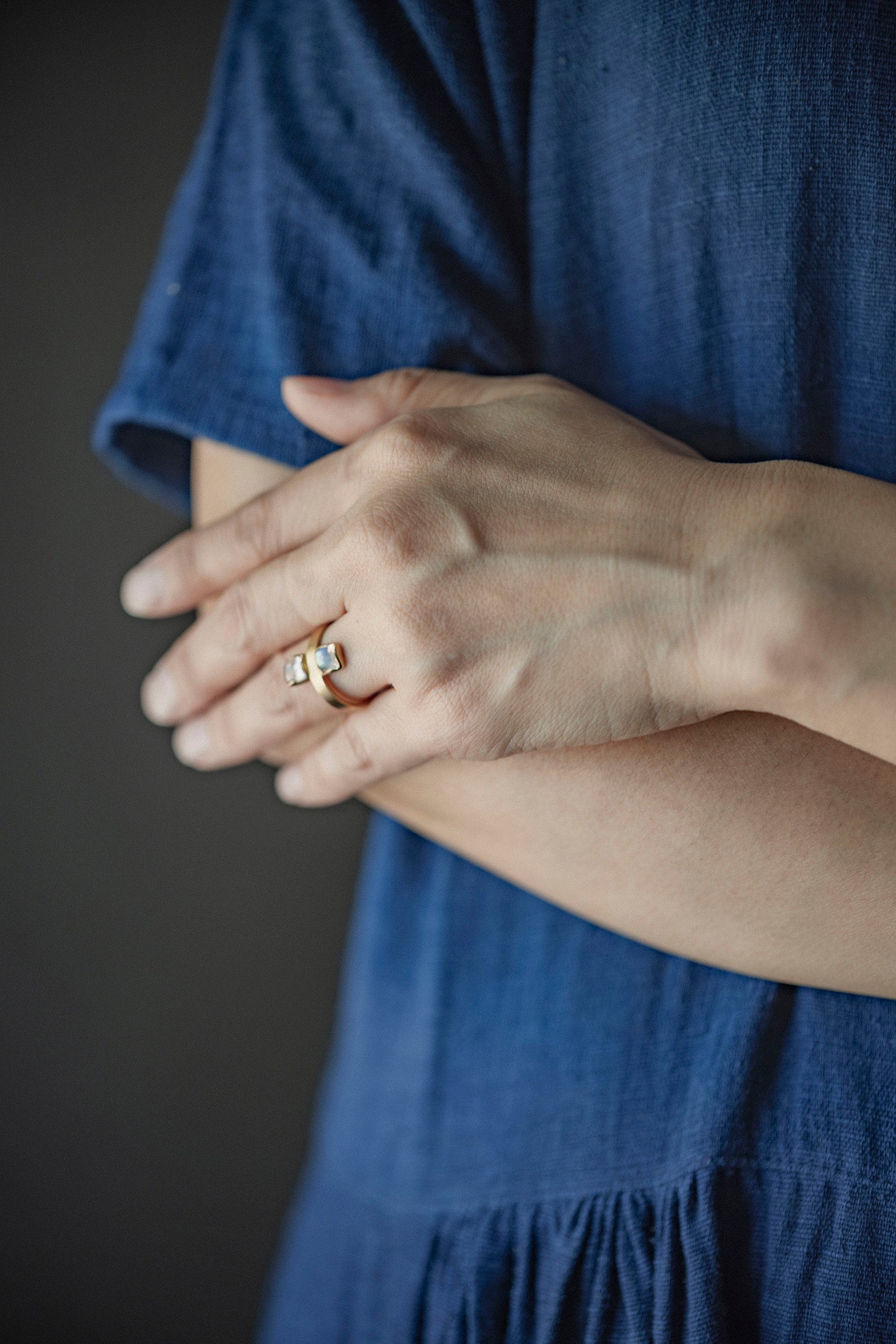 18K flat band ring ( rainbowmoonstone)