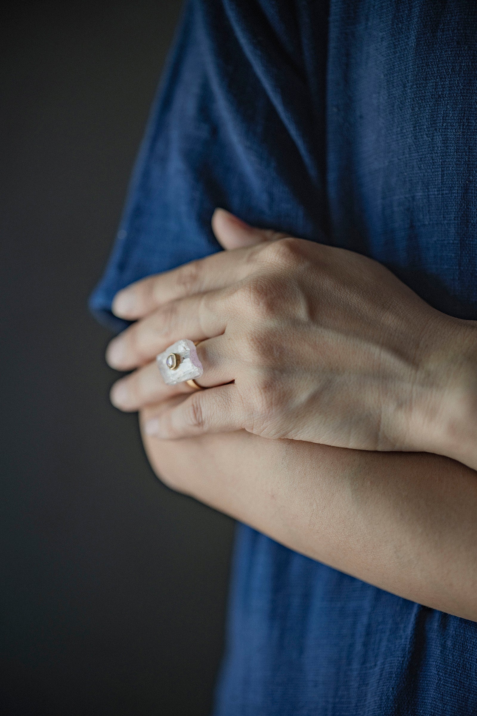 18K flat band ring ( rainbowmoonstone) + rough kunzit