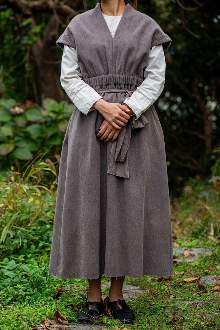 COSMIC WONDER Beautiful Mud dyed wool v-necked dress | うつしき